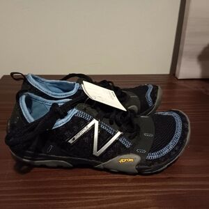 NEW WITH TAGS New Balance Women's Minimus Trail Shoe WT10BL Black/Blue Size 7